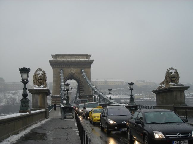 くさり橋。<br />150年以上前、ブダとペストを最初に結んだ橋だそうです。