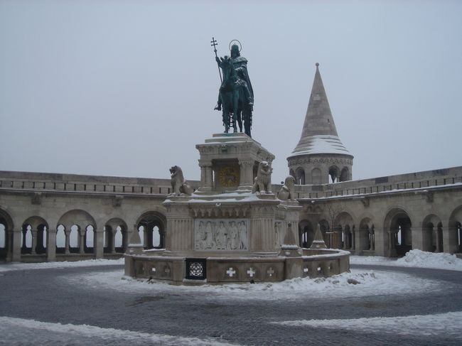 教会の裏側にある「漁夫の砦」。<br />白いとんがり屋根が特徴！