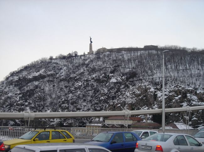 続いてはゲッレールトの丘。<br />あの丘の上まで30分かけて上ります。