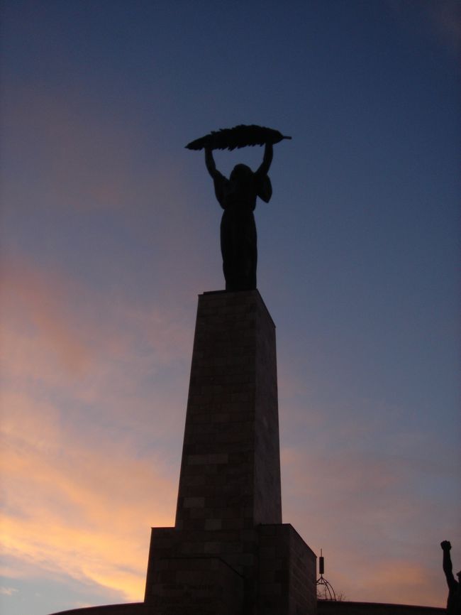 しゅろの葉を掲げる女神像。