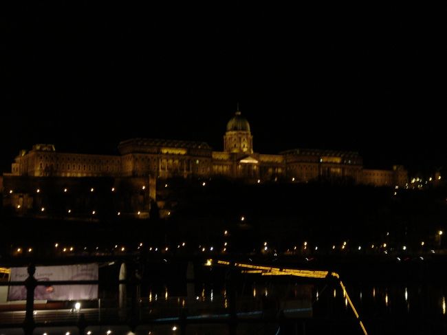 ブダペストに到着したのは深夜。<br />観光は明日からですが、部屋の窓を見るといきなりライトアップされた王宮がー！<br />これにはビックリ(+o+)
