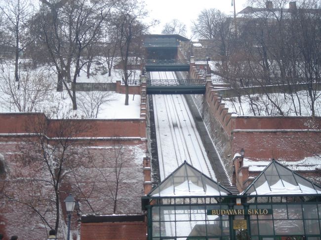 王宮の丘まではケーブルカーを利用しました。<br />乗り場はくさり橋を渡った先にあります。