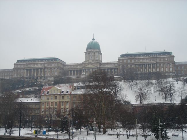くさり橋から見る王宮。<br />あいにく午前中はみぞれ混じりの雨でした・・