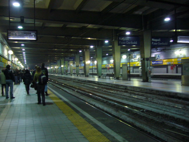ナポリ中央駅の地下鉄構内。電車のサイズは日本のJRくらいで大きかったが、外に落書きがあったり構内にごみが沢山落ちていたりで、ちょっとごみごみしていた。人も多かった。