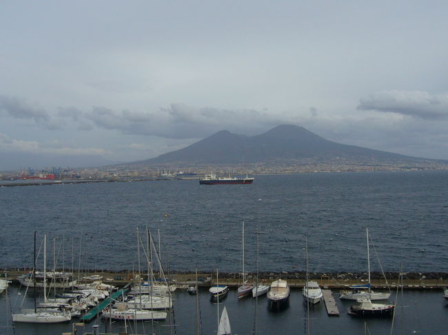 卵城から見たサンタ・ルチア港とベスビオ火山。この景色はローマ皇帝もお気に入りだったとか。