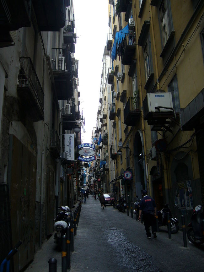 ナポリ中心街。人出が多く、まっすぐ歩くのが大変だった。これはメインストリートから一本外れた勾配の急な細い通り。風情があります。