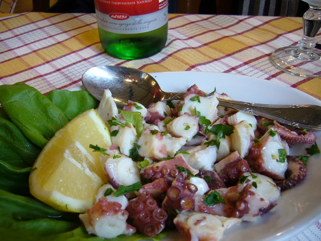 卵城下のレストランでランチ。これはタコ・にんにく・オリーブオイル・パセリのマリネ。フレッシュで美味しかった。