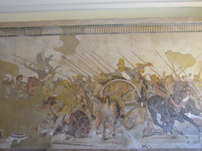 ナポリ国立考古学博物館。ポンペイ、エル・コラーノ遺跡からの出土品が多数展示されていた。これは世界史の教科書でも見た、ポンペイ出土の代モザイク画「アレクサンドロス大王とダリウスの戦い」。ポンペイのファウヌス（牧神）の家の床にあったという。右側の髭の人物がペルシャの王ダリウス、対峙する左の若者が破竹の勢いのアレクサンダー大王。