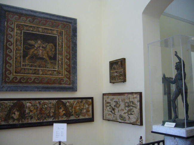 ナポリ国立考古学博物館所蔵、ポンペイのファウヌス（牧神）の家の壁にあったモザイク画とファウヌスの像。