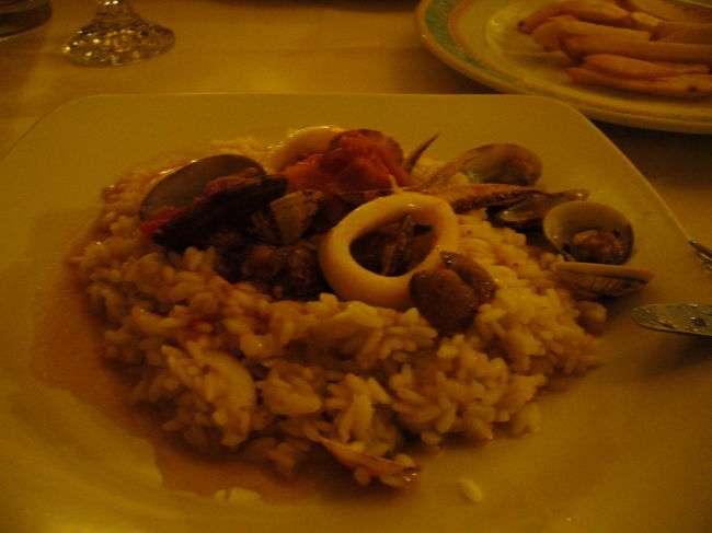 泊まりが中央駅そばのスターホテルだったので、夕食は徒歩圏内の日本語メニューもあるRisorante Mimi ala Ferroviaへ。シーフードリゾットを頼んでみました。地球の歩き方に載ってるからか、日本人もちらほら。でも有名人の写真もたくさん壁に貼ってあって、F1のシューマッハも来店したそう。