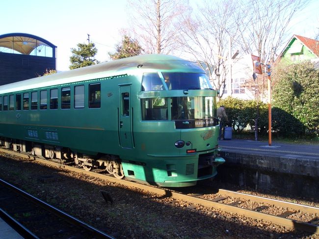 タクシーに乗ってふたたび二日市の駅へ。<br />ヤマダ電機渋滞にはらはらさせられながら、ぎりぎり『ゆふいんの森』へ乗り込みました。<br />電車がホームに入ってくる瞬間、一斉にシャッター音が鳴り響きます。こんなに多くの人が電車の写真を撮っている事にびっくり。さすがは人気の特急です。<br />各言う私も一枚。車内では2往復するなどのはしゃぎっぷりです。いつもなら買わない車内販売も、買いまくっちゃいました。<br />旅風情満載の素敵な電車でした☆