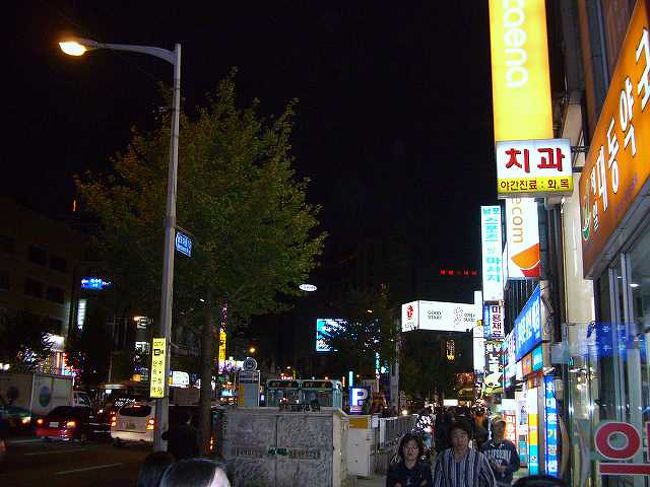 18:25　南浦洞（ナンポドン）散策<br /><br /><br />太宗台（テジョンデ／Taejongdae）からバスで南浦洞（ナンポドン／Nampo-dong）に着いたのは18時半頃。<br />もう辺りはすっかり暗くなってしまいました。 <br /><br /><br />■Photolibrary<br />http://www.photolibrary.jp/img60/69_179658.html