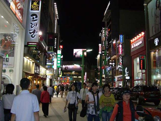 PIFF広場へ<br /><br /><br />ちょうどこの時期は「釜山国際映画祭」（プサン＝グクチェヨンファジェ／Pusan international film festival）をやっている期間中だったので、まずはPIFF広場に向けて歩き出しました。 <br /><br /><br />■Photolibrary<br />http://www.photolibrary.jp/img60/69_179660.html