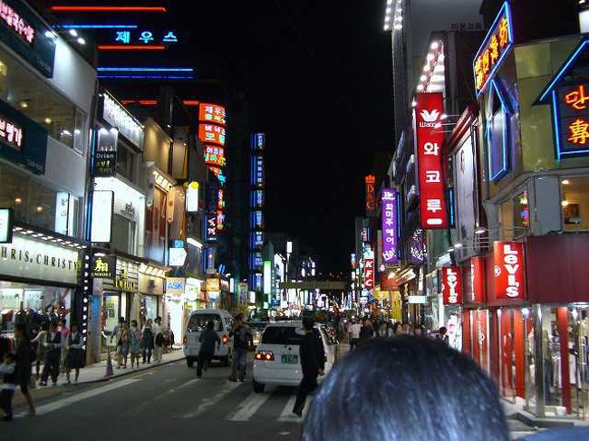 PIFF広場へ<br /><br /><br />明るくきれいな商店街を進みます。<br />PIFF（Pusan International Film Festival）広場まではあと少し。 <br />特に用はないのですが、観光、観光＾＾