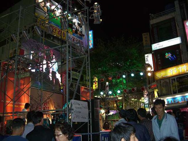 ライブイベント<br /><br /><br />PIFF（Pusan International Film Festival）広場ではイベントでライブをやっていました。<br />もちろん路上ライブなので完全フリー。<br />でも誰が歌っていたのかは分かりませんでした＾＾；