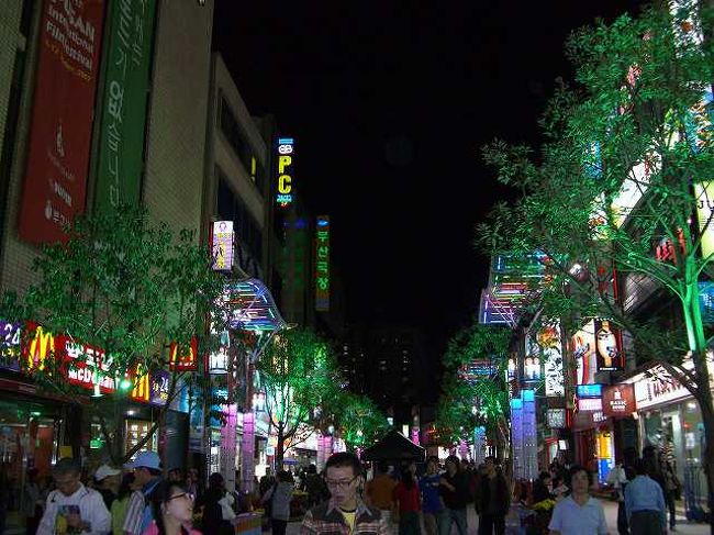 PIFF広場<br /><br /><br />PIFF広場の「PIFF」とは、Pusan International Film Festivalの頭文字を取った略称です。<br /><br />釜山は発音上は「プサン」となりますが、英語表記だと「Busan」になったりします。<br />この場合は「Pusan」ですけど・・・<br /><br />まぁ、韓国語の場合は「B」も「P」も同じだから仕方ないのかもしれませんけどね。<br />そういえば「北京」も日本語だと「ペキン」、英語だと「Beijin」になりますね。<br /><br /><br />■Photolibrary<br />http://www.photolibrary.jp/img60/69_180384.html