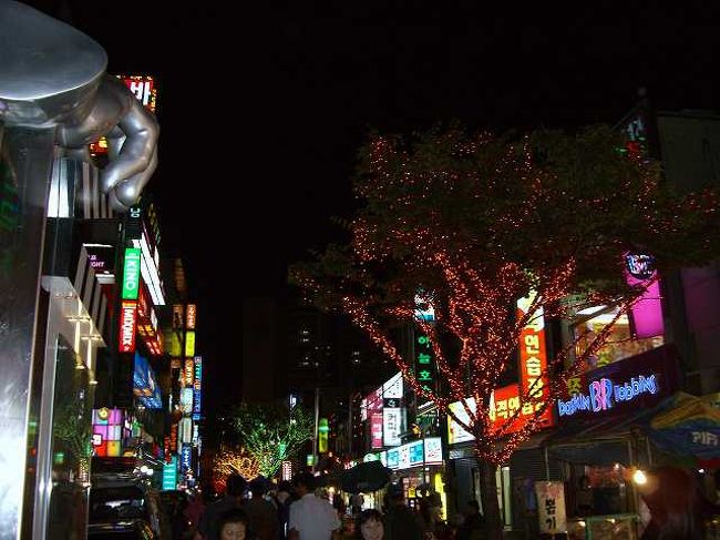 釜山の繁華街<br /><br /><br />釜山の繁華街、PIFF（Pusan International Film Festival）広場の前の通りはこんな感じで賑やかです。<br />夜なのに人もたくさんで、さすがにイベント会場という感じでした。<br /><br /><br />■Photolibrary<br />http://www.photolibrary.jp/img60/69_180386.html