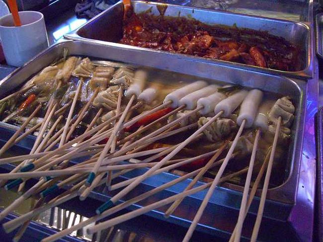 韓国でもオデン<br /><br /><br />「おでん」は韓国でも「オデン」です。<br />だし汁はカップに入れてもらい、お好みで魚醤のようなたれに漬けて食べます。<br />屋台でよく売られていて、一本だいたいW1,000位が相場のようです。