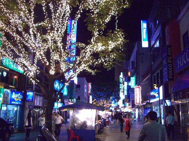 イルミネーション<br /><br /><br />街路樹もライトアップされて、イルミネーションがきれいです。<br />夜になってちょっと肌寒いこの時期の釜山（プサン／Busan）は一番過ごしやすいかもしれませんね。