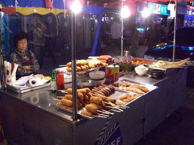 韓国版「アメリカンドッグ」<br /><br /><br />街でよく見かける「アメリカンドッグ」の屋台です。<br />おばちゃんが暇そうに座っていました。<br />実はこの旅の道中でコレを食べたのですが、ちょっとびっくりした食べ方をするんです＾＾；<br />答えは後ほど。