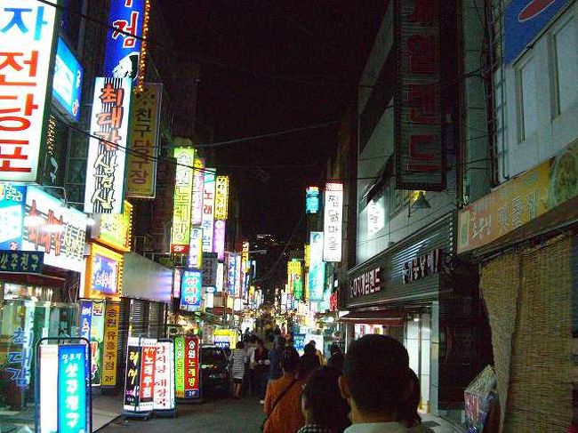 豚足通り<br /><br /><br />ちょっと裏通りに入るとこんな感じ。<br />そう、実はここ、豚足（チョッパル）の店が並んでいる通称「豚足通り」なのです。