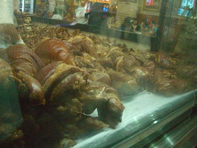 18:55　豚足<br /><br /><br />豚足（チョッパル）通りのお店には、このような「豚足」を売っているお店が多いです。<br />もちろん食堂もあるので、中で食べることもできます。<br />しかし、今回の夕食はここではなく、別の目的があります＾＾