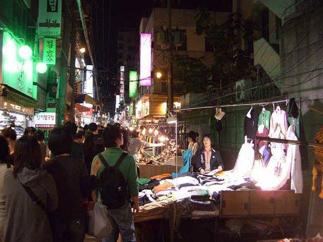 ごちゃごちゃの国際市場（クックチェ＝シジャン）<br /><br /><br />国際市場（クックチェ＝シジャン／Kukche-sijang）の細い路地には衣料品から装飾品から屋台までごっちゃになって並んでいます。<br />人も結構たくさんいて、本当にごちゃごちゃです＾＾；