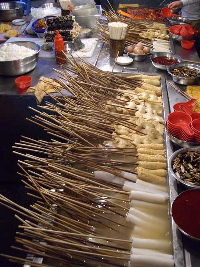 19:05　オデンもうまそ〜<br /><br /><br />路地裏のオデン屋台です。<br />う〜ん、うまそう＾＾<br />さっきも書きましたが、ちなみに韓国でも「オデン」です。<br />夕食目前なので、ちょっと控えておきます。