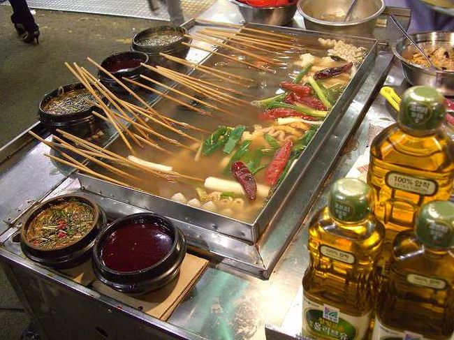 日本との相違<br /><br /><br />日本の「おでん」と違うのは、串が長いこと、具が違うこと・・・<br />味はほとんど同じです。<br />ちなみにスープはおかわり自由＾＾<br />スープをカップに入れてくれます。