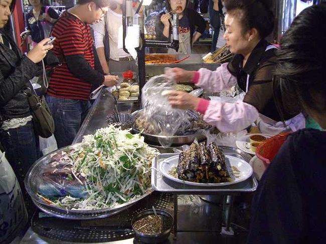 誘惑に負けた＾＾；<br /><br /><br />韓国風海苔巻き「キムパッ（プ）」の屋台です。<br />ここまでがんばってきましたが、ついに誘惑に負けた・・・＾＾；