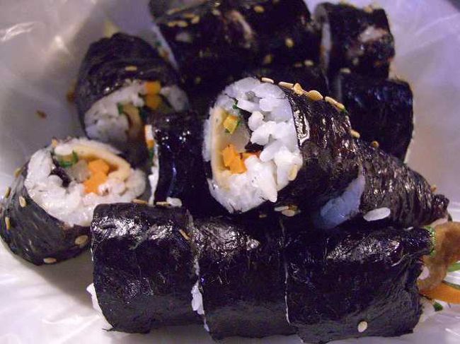 キムパッ（プ）<br /><br /><br />もうすぐ夕食なのに、誘惑に負けてキムパッ（プ）を食べちゃいました。<br />4人で少しずつでしたが、とてもおいしかったです。<br />これでいくらだったっけな？