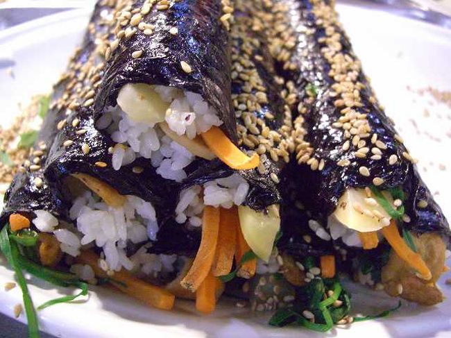 海苔巻き<br /><br /><br />「キム」とは海苔のこと、「パップ」とはご飯のこと、そう「海苔巻き」です。<br />ごま油で作られた物がまたおいしい＾＾