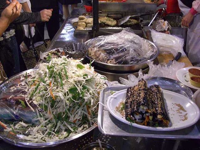 とりあえず海苔巻きだけ<br /><br /><br />なんか他にもおいしそうな物がありました。<br />キムパッ（プ）は本数を言って注文すると、包丁で適当に切ってくれます。<br />