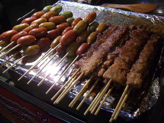 19:15　串焼き<br /><br /><br />なんかおいしそうな串焼き？も売られていました。<br />何だろう？<br />とりあえず、ガマンガマン・・・ <br />