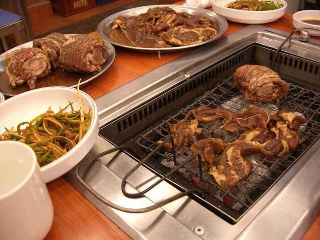 がっつり焼き肉<br /><br /><br />ここは、韓国人が食べてもおいしいと評判の店らしいのですが、今回は韓国人のＭさんが推薦されたので、ここに決めました。 <br />ロールになっているのは骨付きカルビです。