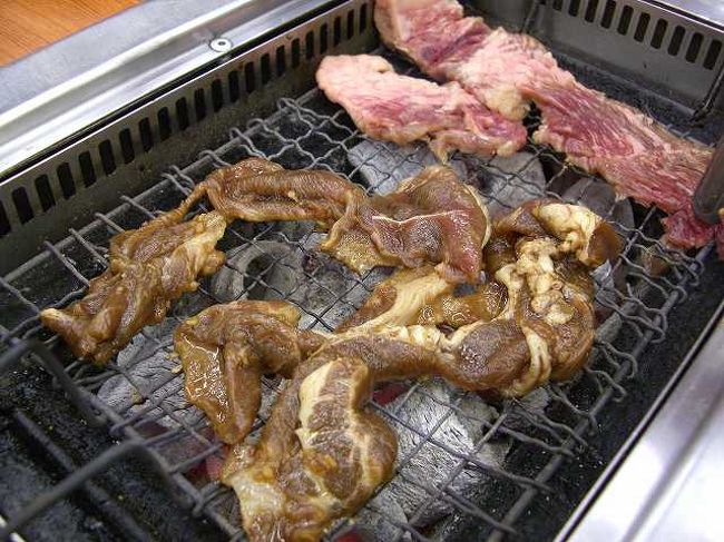 裏メニュー<br /><br /><br />実はここ、口コミではメニューにない「豚のカルビ」がおいしいとのことで、頼んでもらいました。 <br />手前がそれですね。<br />味付けになっていますが、とてもおいしかったです。