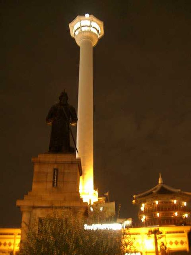 20:50　龍頭山公園（ヨンドゥサン＝コンウォン）<br /><br /><br />龍頭山公園（ヨンドゥサン＝コンウォン／Yongdusan-Gongwon）は釜山（プサン／Busan）の中心にある小高い山で、正面の南浦洞（ナンポドン／Nampo-dong）方向から登り切ったところにはこんな像があります。<br />後ろに見えるのが釜山タワー（プサン＝タウォ／Busan tower）です。 <br />