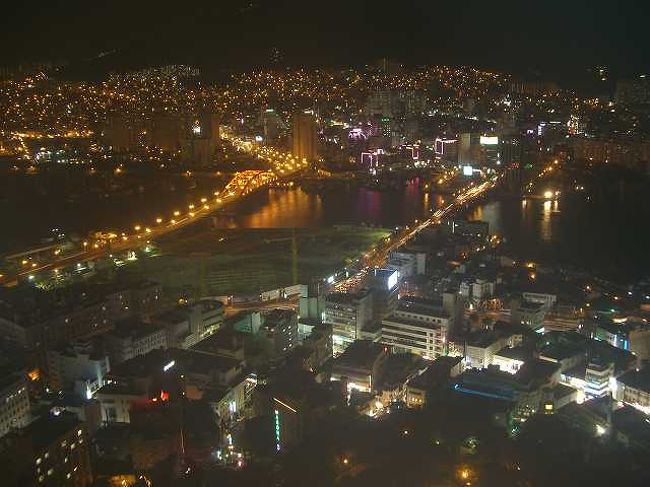 20:55　展望台からの夜景<br /><br /><br />エレベーターで展望台へやってきました。<br />エレベーターを降りるとこのような景色が目の前に広がってきます。<br />こちらは釜山港方面の夜景です。