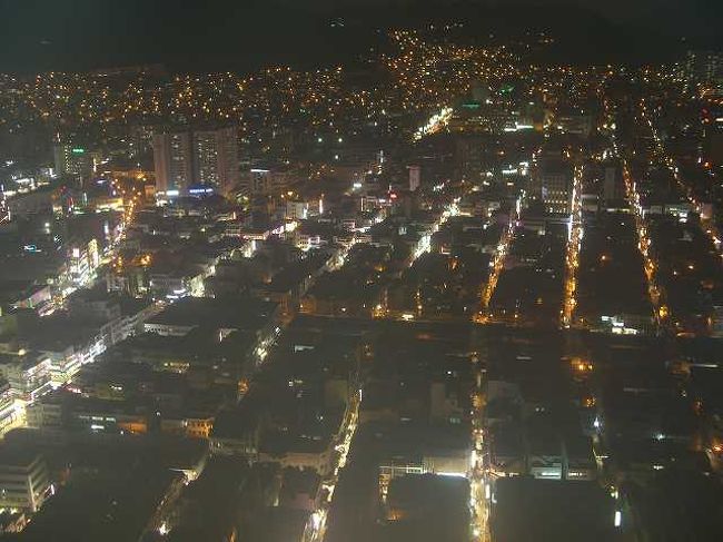 国際市場（クックチェ＝シジャン）<br /><br /><br />国際市場（クックチェ＝シジャン／Kukche-sijang）方向の夜景です。<br />びっちりと並んだエリアに細い路地がたくさん通っていますね。