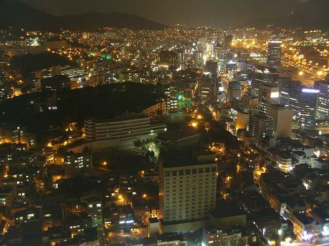360度・・・釜山タワーからの夜景<br /><br /><br />そんなわけで、展望台からの夜景をぐるっと360度ご覧あれ〜 