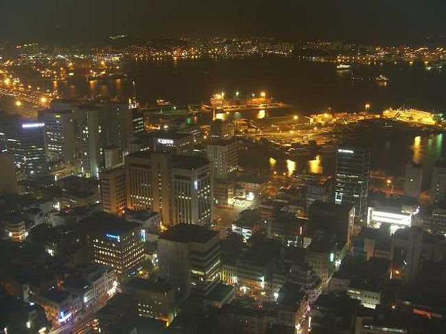 ビジネス街<br /><br /><br />釜山（プサン／Busan）駅方向を見ればちょっと高めのビルがあったりして釜山のビジネス街を思わせます。