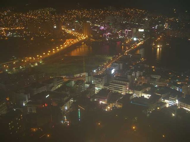 21:05　海雲台（ヘウンデ）へ<br /><br /><br />長かった１日もそろそろ終わり・・・<br />海雲台（ヘウンデ／Haeundae）のホテルに向かうことにして、龍頭山公園（ヨンドゥサン＝コンウォン／Yongdusan-Gongwon）を後にします。<br /><br /><br />＜Part4:海雲台編＞へ続く<br />http://4travel.jp/traveler/jyshp/album/10218333/