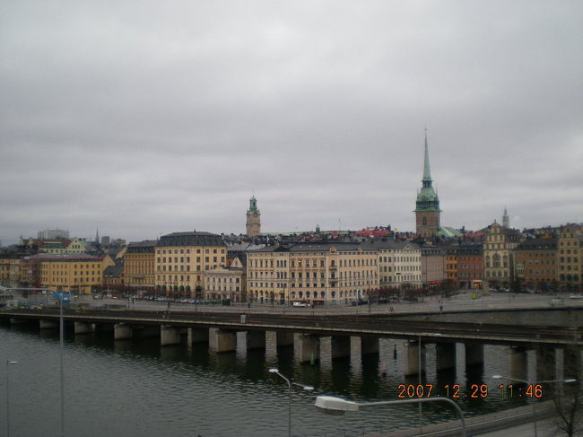 どんよりした雨まじりの天気の中、友人は時速120kmくらいでレンタカーを飛ばします。さすがスウェーデンっ子！水飛沫で視界が悪くなってもビクともしません。