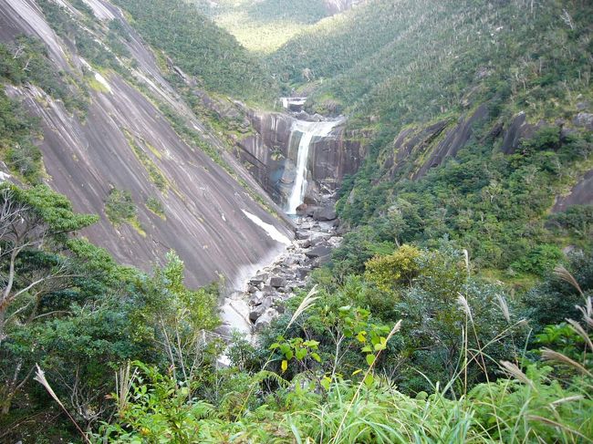 左側の岩（一枚岩だそうな）がすごいですね〜雨が降っていないので、水量は少なめかもしれません。