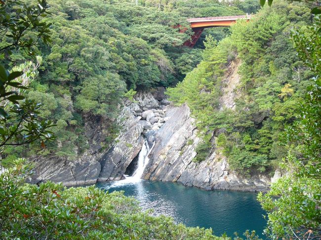 トローキーの滝でした。道路に小さな看板があるだけなので、見逃してしまいそう。滝と反対側に車を停められるスペースがあるので、そこに車を置いて歩くこと数分。けっこうきつい道でした。でも、滝はきれい。