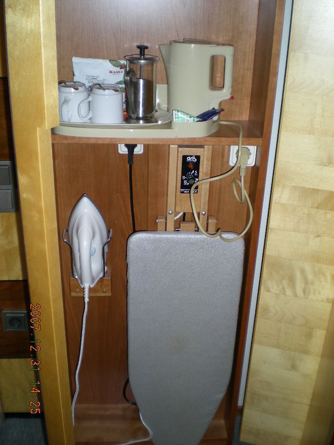 部屋にはお湯を沸かすポットやアイロン台も備え付けられています。