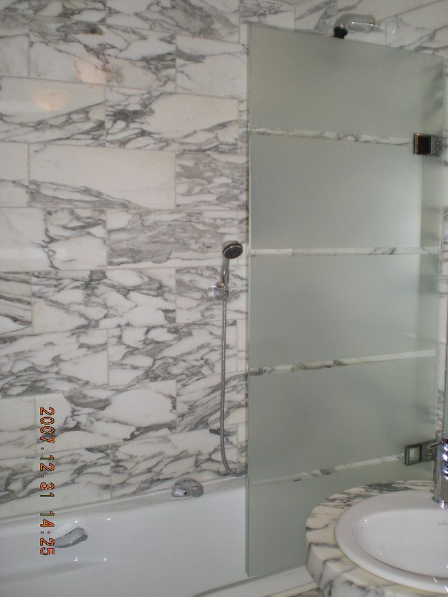 そしてまたまたバスタブもあります。北国では当たり前なのかも知れませんが、この浴室は床暖房になっていて素足でもとっても気持ち良かったです。