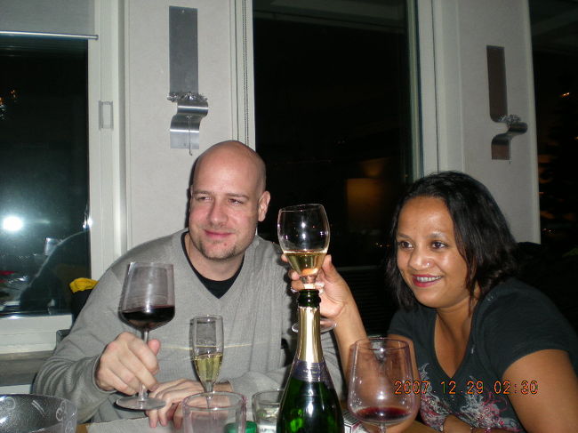 そしてまたこの人達、ものすごく飲むんです。この日のメンバーは友人カップル＆友人夫婦＋私だったのですが飲んだお酒は、白ワイン２本、シャンパン２本、赤ワイン２パック（１パックはボトル２本半分）です。一応私は、危険がいっぱいの海外ではお酒に飲まれるようなことがあってはいけないって考えている小心な日本人なので戦力外として。一人平均ボトル２本と1/4。。。