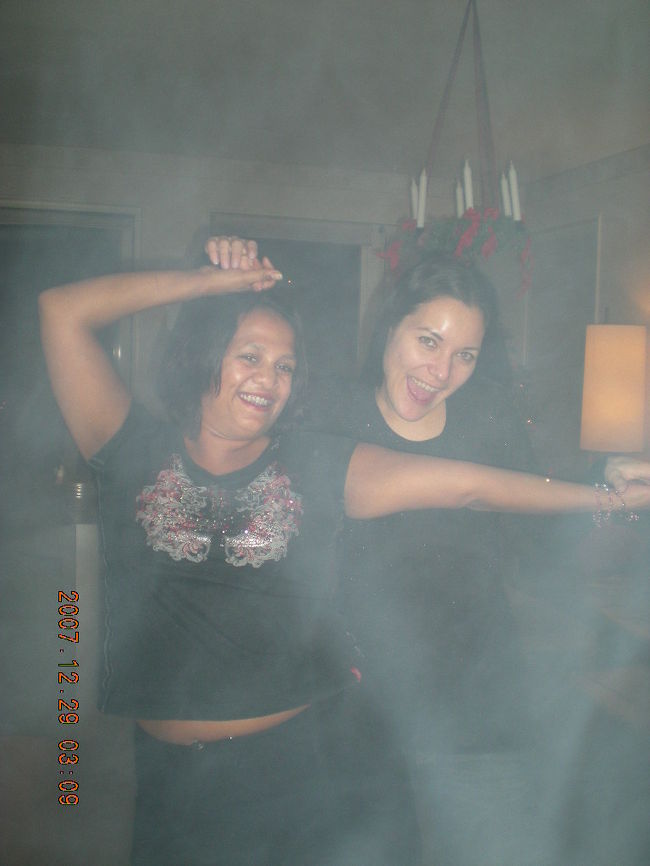 このときの時刻、午前３時９分。<br />なぜ個人の家にスモーキングマシーンがあるのかとか細かい事はわかりませんが、凄いテンションで踊りまくりました。<br />でもお陰でとても楽しい時間を過ごすことが出来たし大好きなお友達も増えて嬉しかったです☆