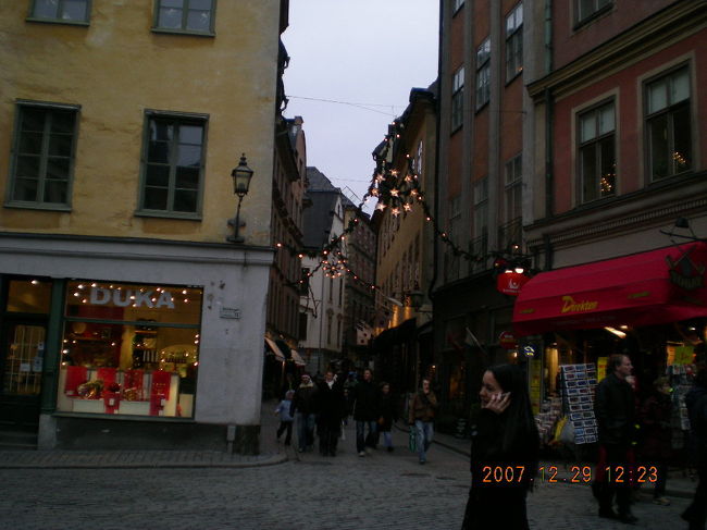 一夜明けて、さっそくガムラスタンへ向かいました。とりあえず<br />Kaffekoppen<br />http://www.kaffekoppen.org/<br />でブランチしました。昼間なのに真っ暗の地下のテーブルの上にキャンドルの明かりが灯っていてとっても素敵な雰囲気です。